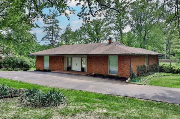 8930 Pine Acre RD, Ladue, MO 63124