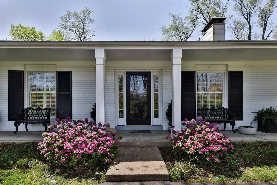 1 Bennington LN, Ladue, MO 63124