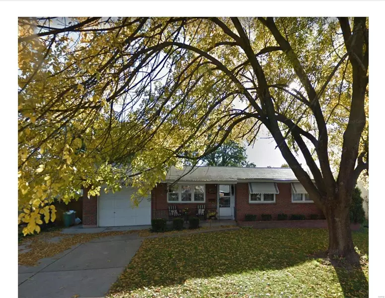 1060 Lees LN, Florissant, MO 63031