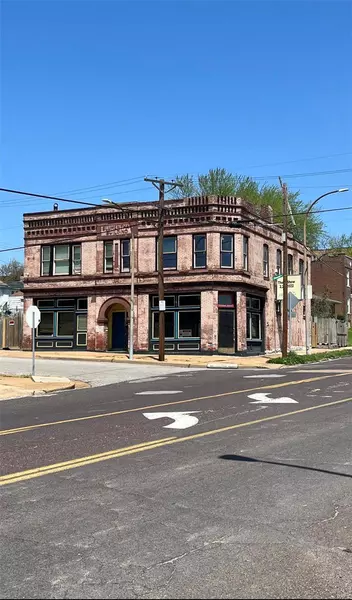 5827 S Broadway, St Louis, MO 63111