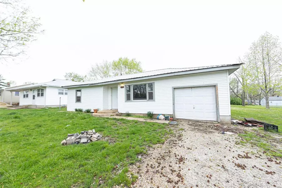 607 E Springfield ST, St James, MO 65559