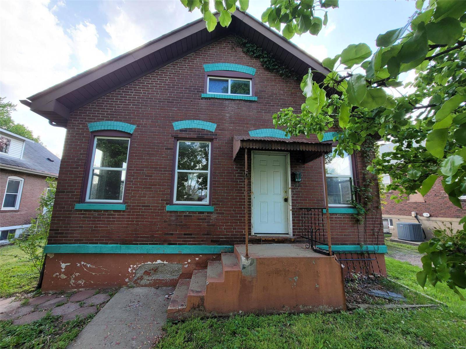 452 Whitelaw AVE, Wood River, IL 62095