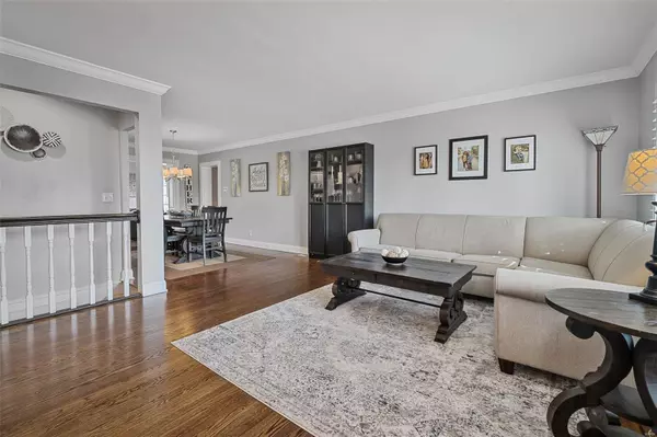 St Louis, MO 63126,8917 Crest Oak LN