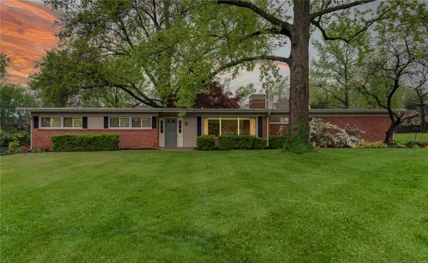 23 Stoneyside LN, Olivette, MO 63132
