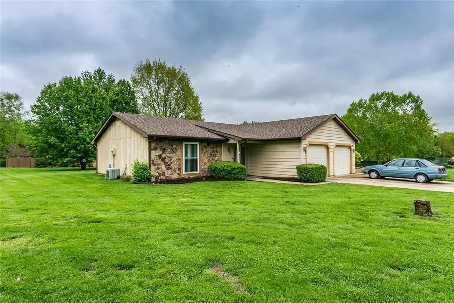 25 Ginger Lake Dr S, Glen Carbon, IL 62034