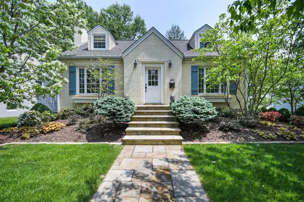 40 Midpark LN, Ladue, MO 63124
