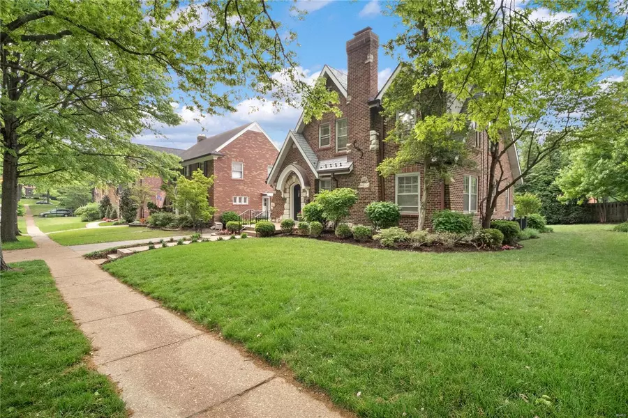 7428 Buckingham DR, Clayton, MO 63105