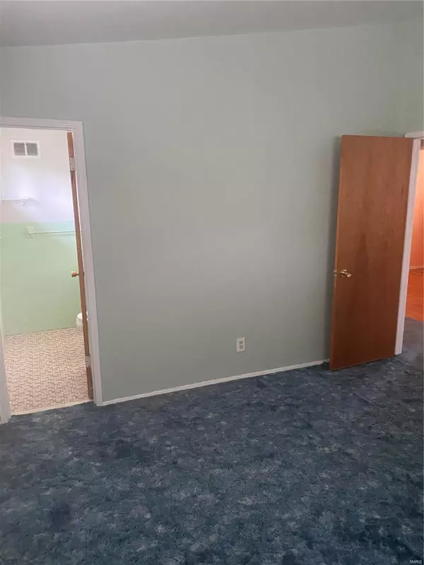 Florissant, MO 63033,515 Saint Edward Ln