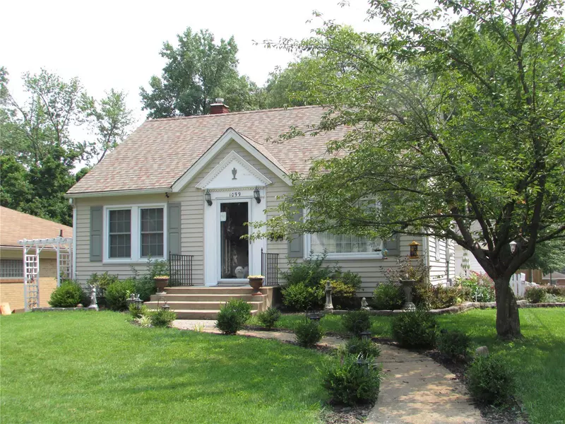 1099 McPherson AVE, Alton, IL 62002