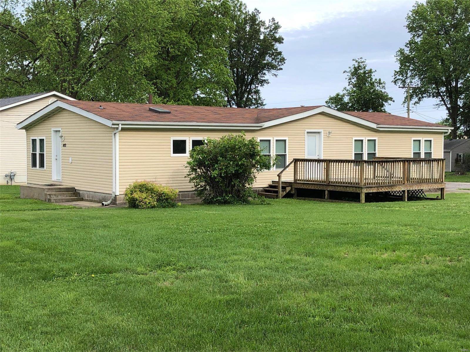 450 W Schuetz, Lebanon, IL 62254