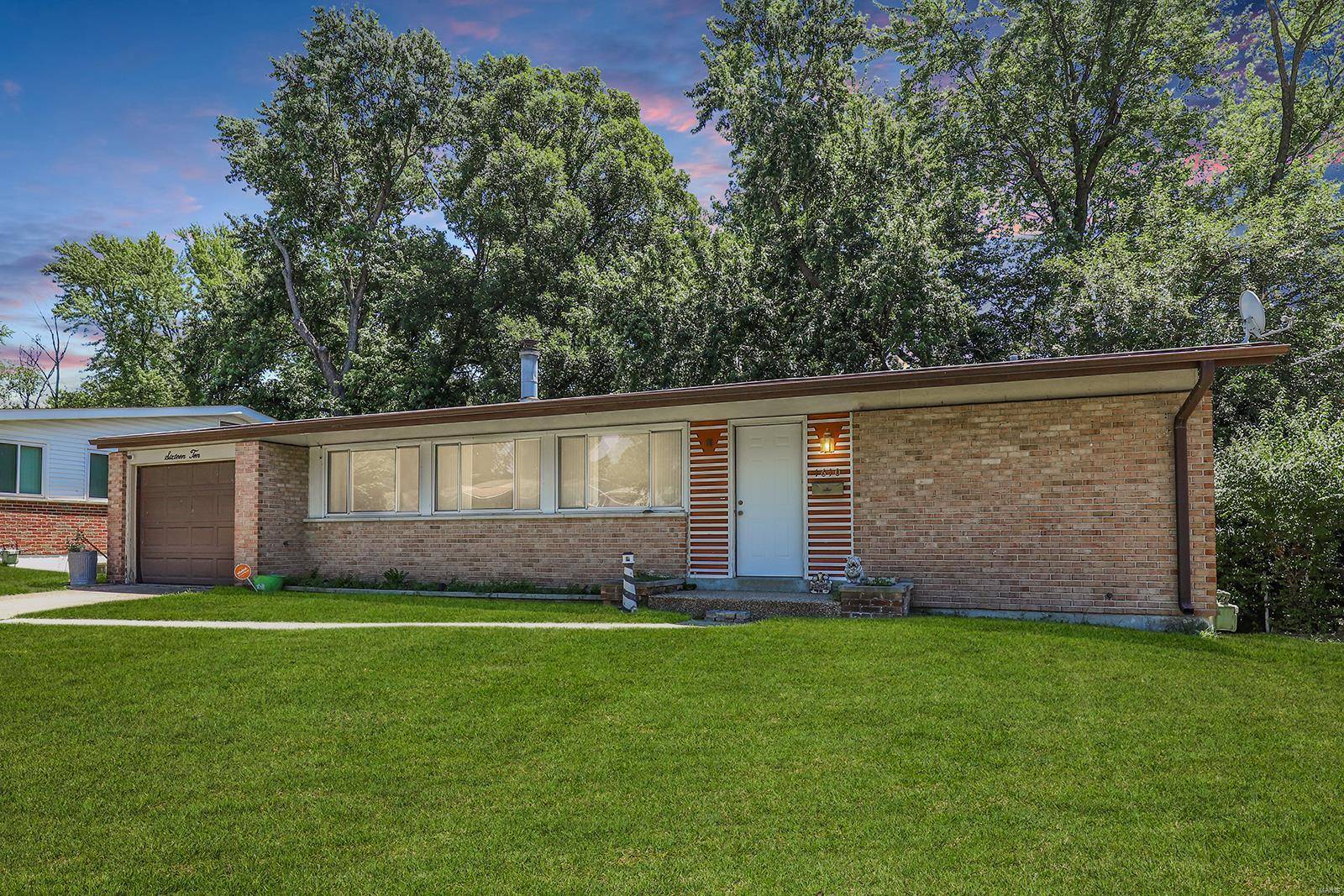 Florissant, MO 63033,1610 Gallant Fox DR