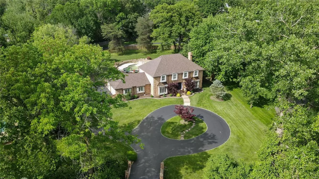 6 Clayton Hills LN, St Louis, MO 63131