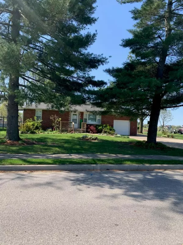 512 W Center ST, Brighton, IL 62012