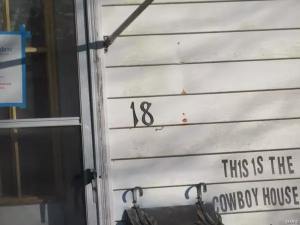 Oconee, IL 62553,18 N Locust ST