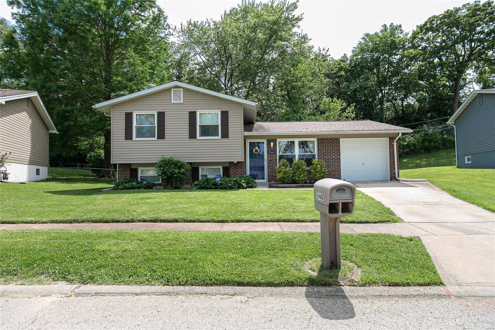 2960 Hallmark LN, St Louis, MO 63125
