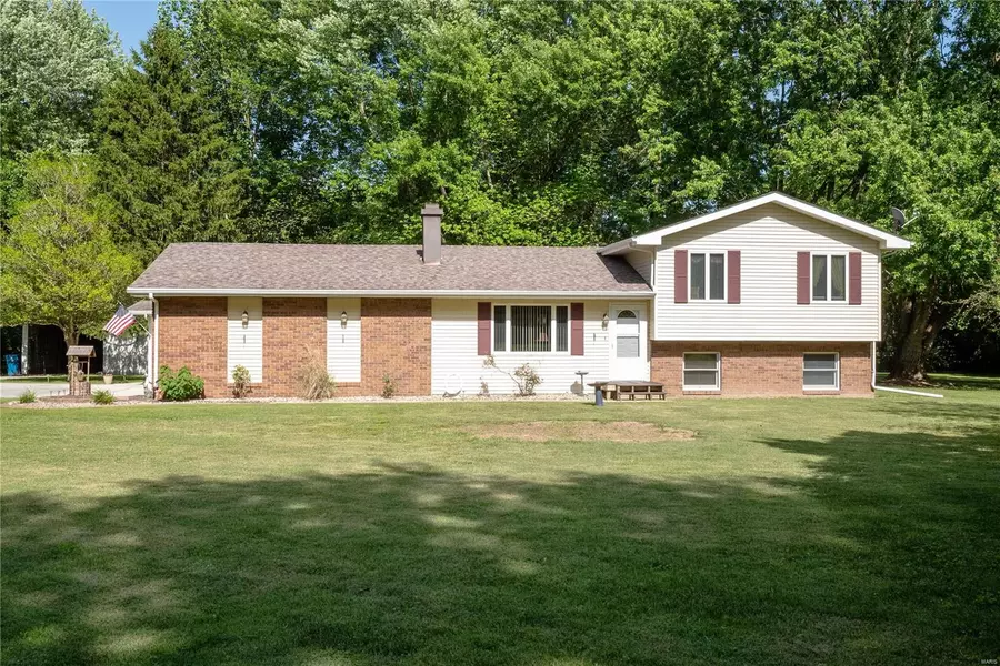 564 Walnut RD, St Jacob, IL 62281