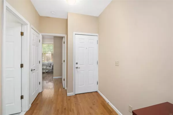 St Louis, MO 63105,6412 Alamo AVE #1W