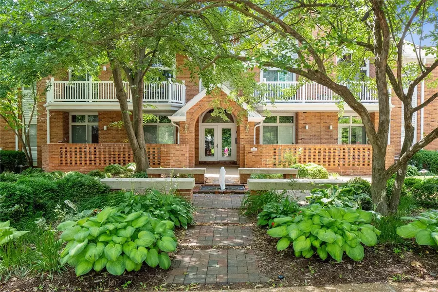 13 Country Club TER, Glendale, MO 63122
