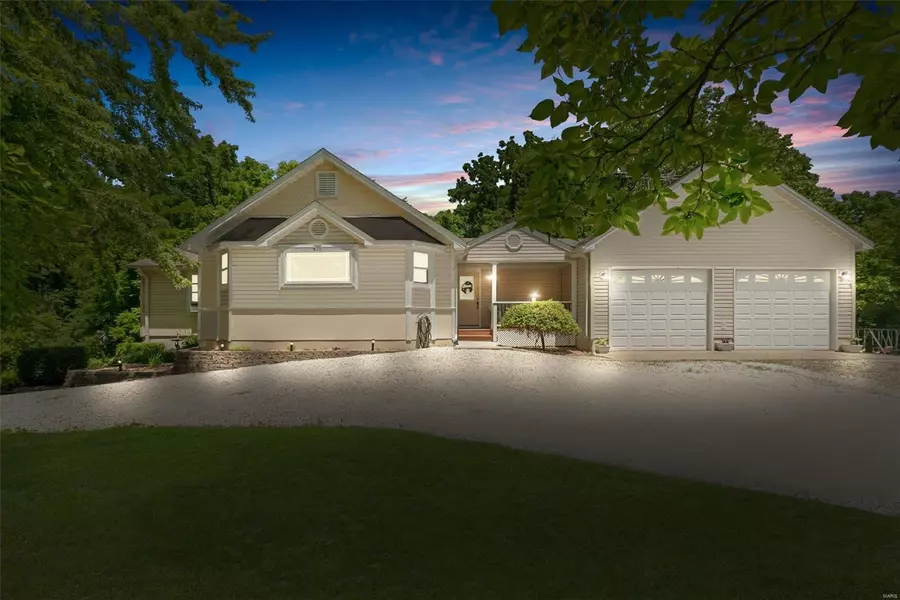 19248 Cannonball LN, Warrenton, MO 63383