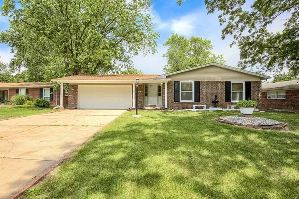 1733 Parktree LN, St Louis, MO 63138