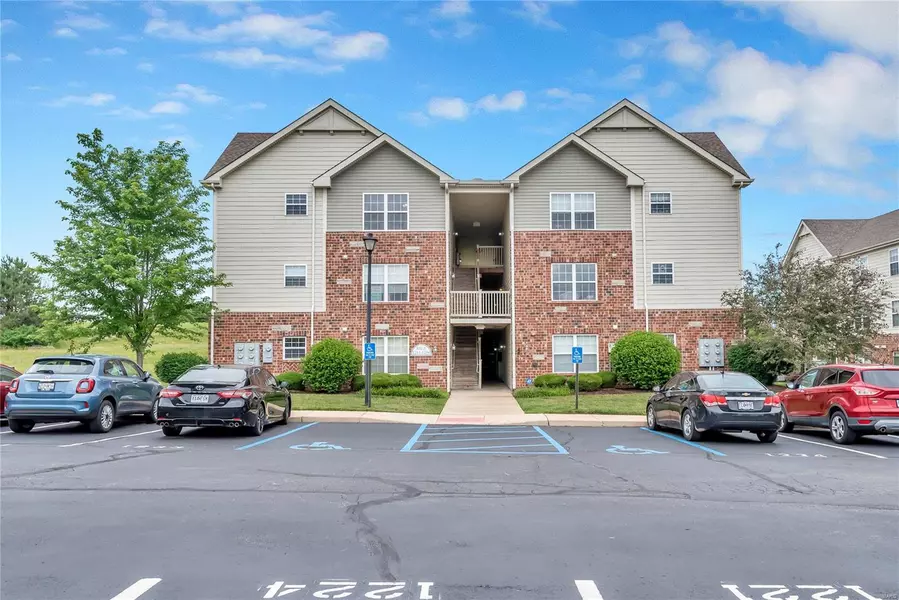1232 Piedmont CIR, St Peters, MO 63304