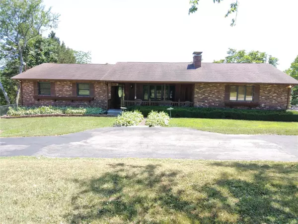 2010 Rock N Horse Farms DR, Festus, MO 63028