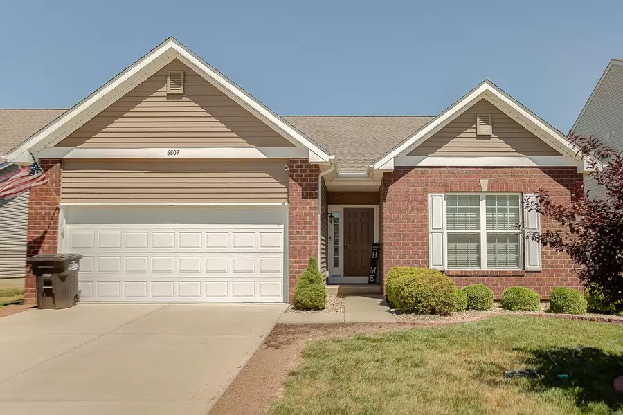 6807 Beall CT, Godfrey, IL 62035