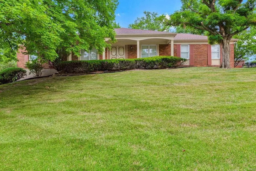 12251 Winrock DR, Creve Coeur, MO 63141