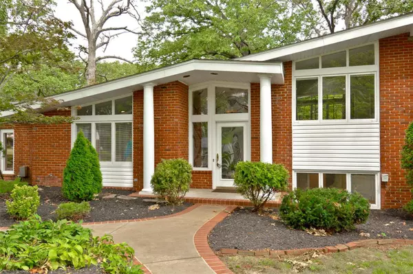 Creve Coeur, MO 63141,5 Sackston Woods LN