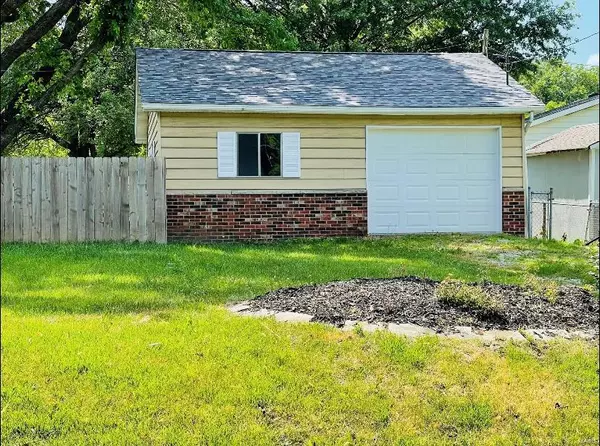 East Alton, IL 62024,23 N 9th ST