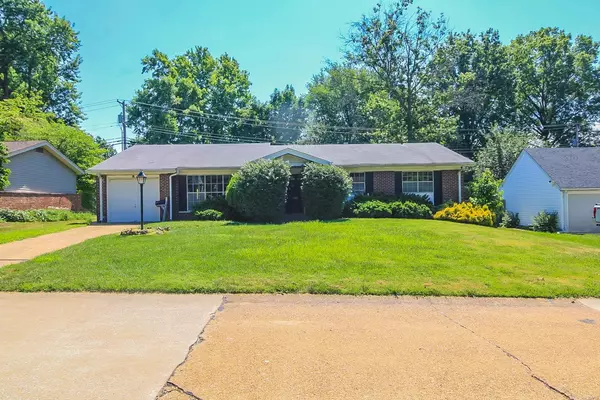 826 Lesparre DR, St Louis, MO 63141