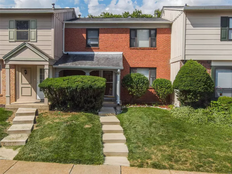 2357 Hidden Meadow LN, Ballwin, MO 63021