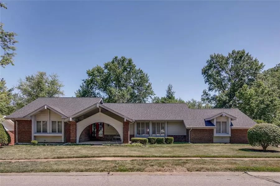 444 Briarwyck DR, Ballwin, MO 63011