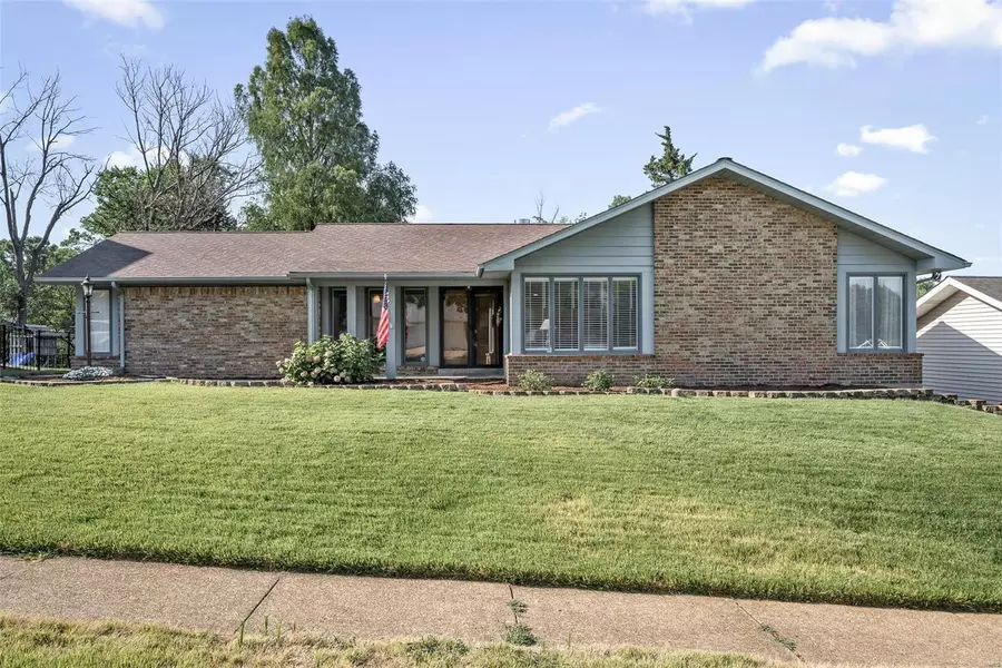 490 Manorcrest LN, Ballwin, MO 63011