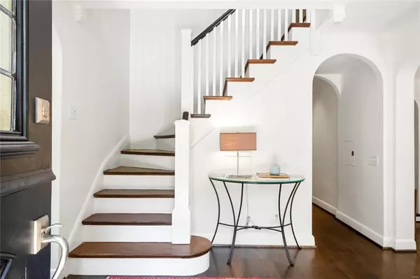 Clayton, MO 63105,7601 Shirley DR