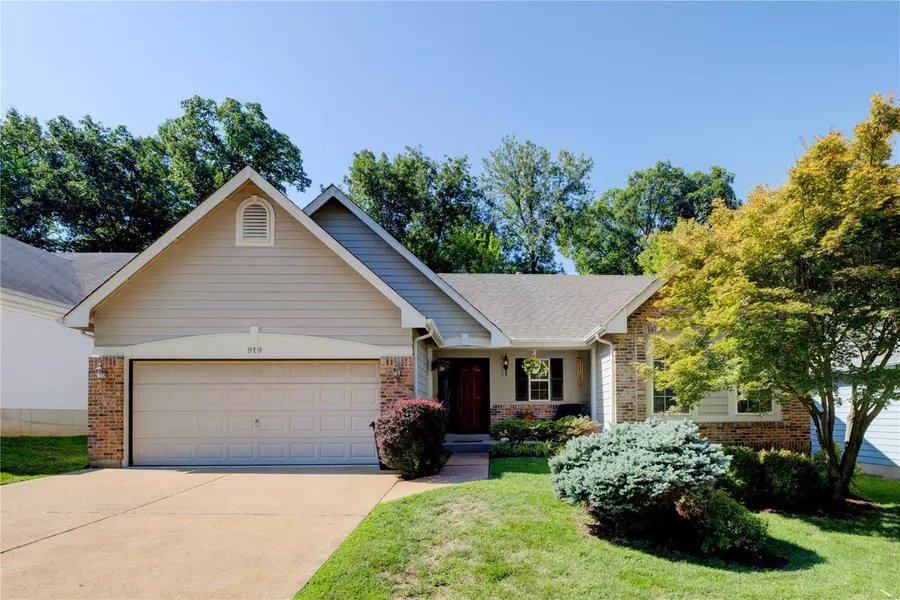 919 Laws CT, Valley Park, MO 63088
