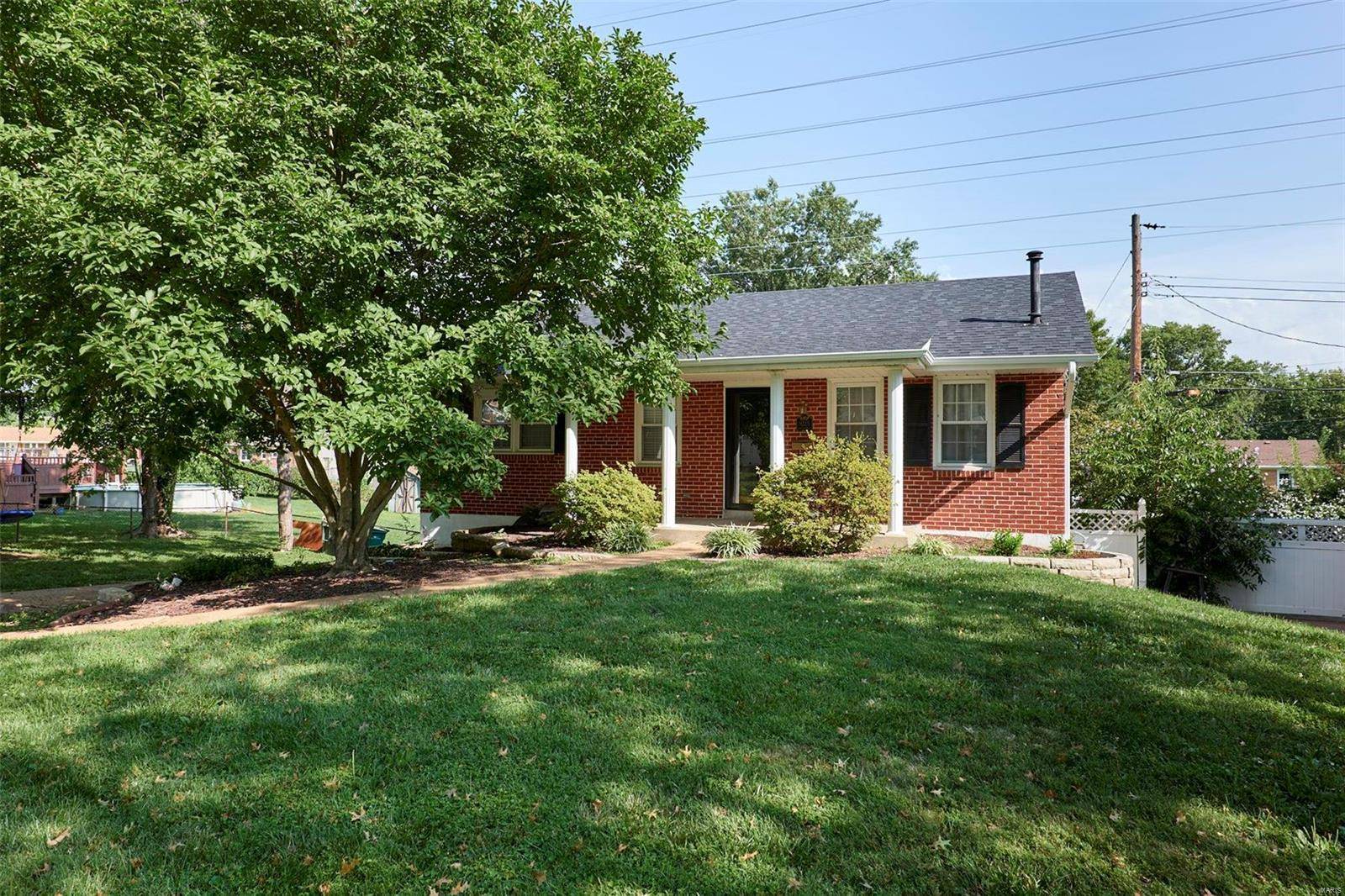 9225 Radiom DR, St Louis, MO 63123