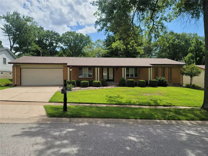 1050 Ferngate LN, St Louis, MO 63141