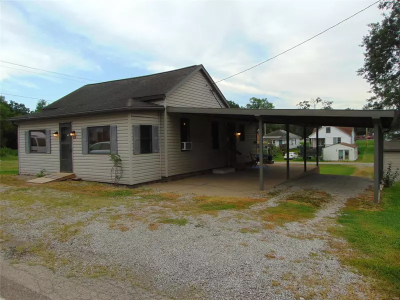 104 W Knauer ST, Ava, IL 62907