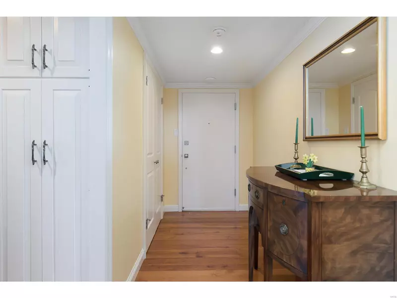 200 S Brentwood #18A, Clayton, MO 63105