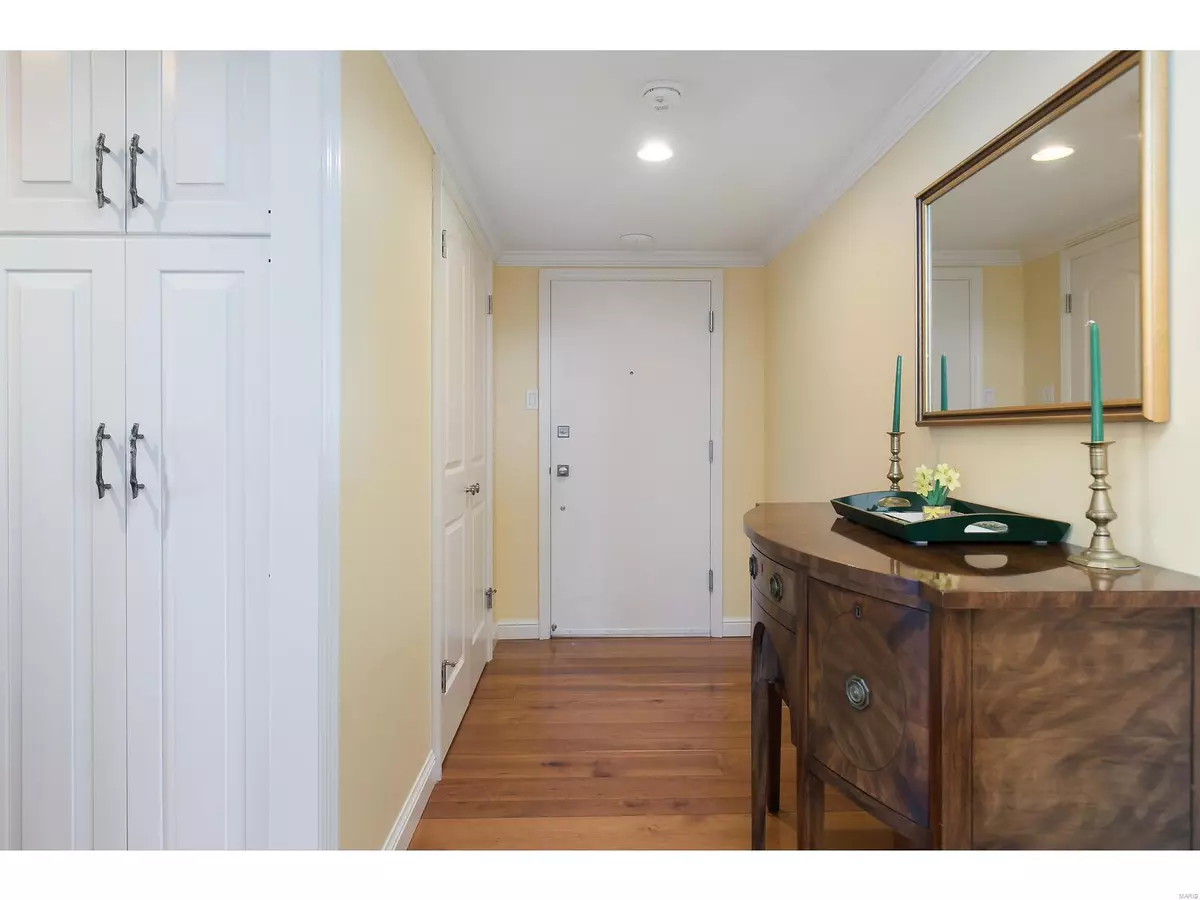 Clayton, MO 63105,200 S Brentwood #18A