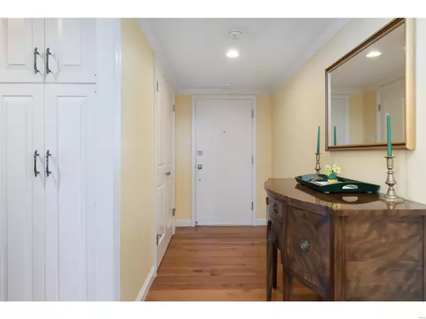 Clayton, MO 63105,200 S Brentwood #18A