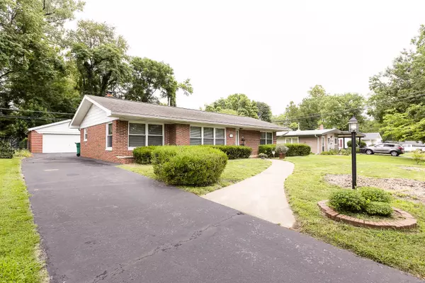 7009 Carr DR, Belleville, IL 62223