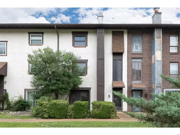 301 Carmel Woods DR, Ellisville, MO 63021