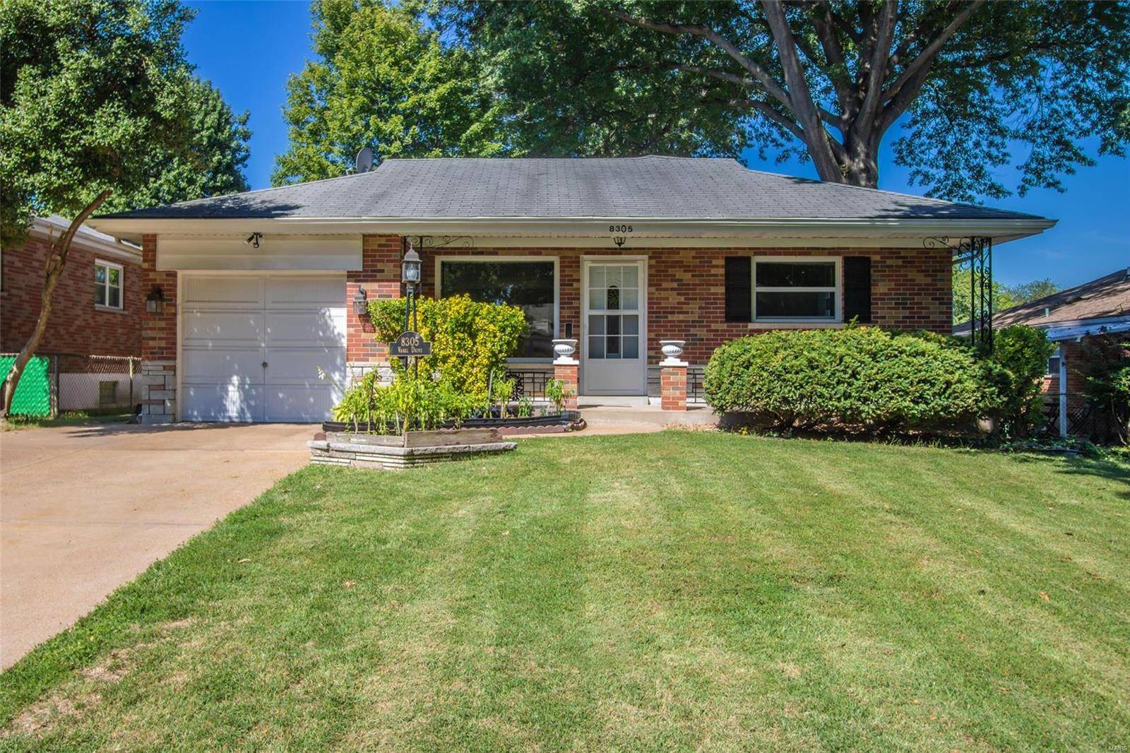 8305 Vasel DR, Affton, MO 63123