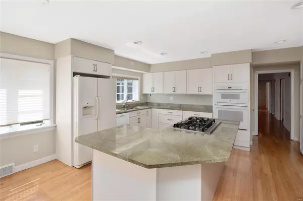 St Louis, MO 63144,7 York Hills DR