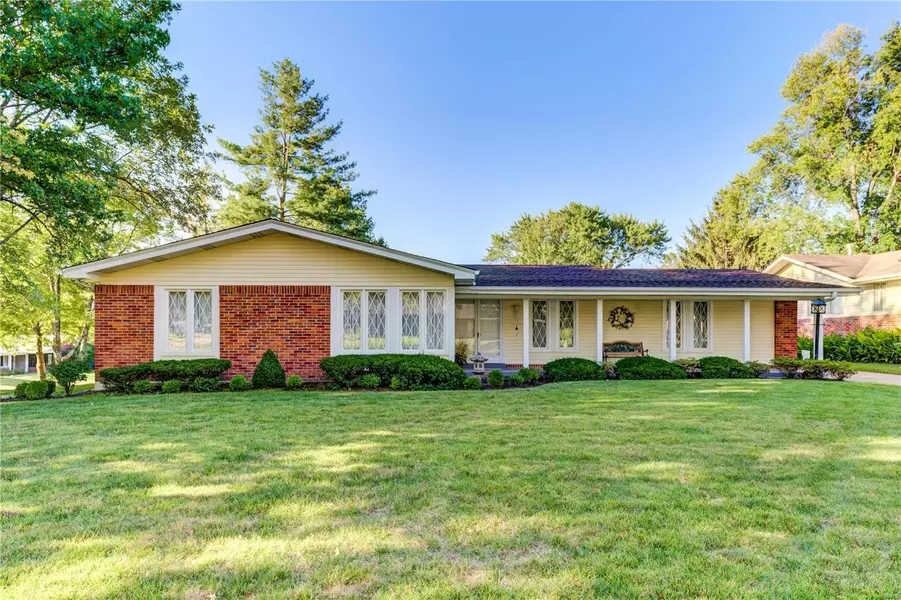 2 Steeple Hill LN, Ballwin, MO 63011