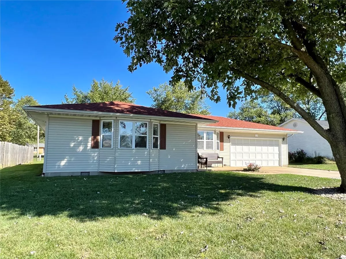 Altamont, IL 62411,719 E Division St