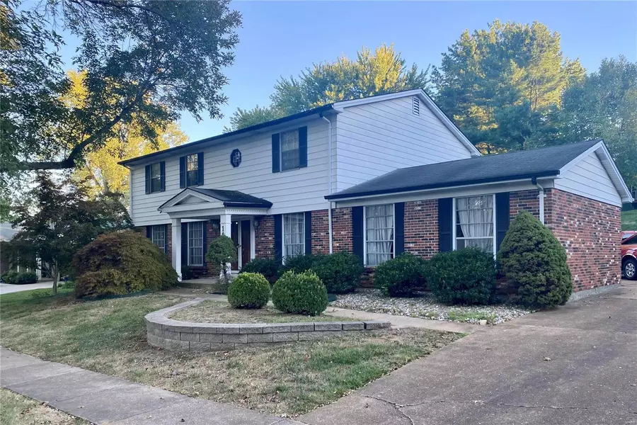 1038 Dutch Mill DR, Ballwin, MO 63011