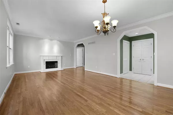 St Louis, MO 63105,6239 Rosebury Avenue AVE #2E